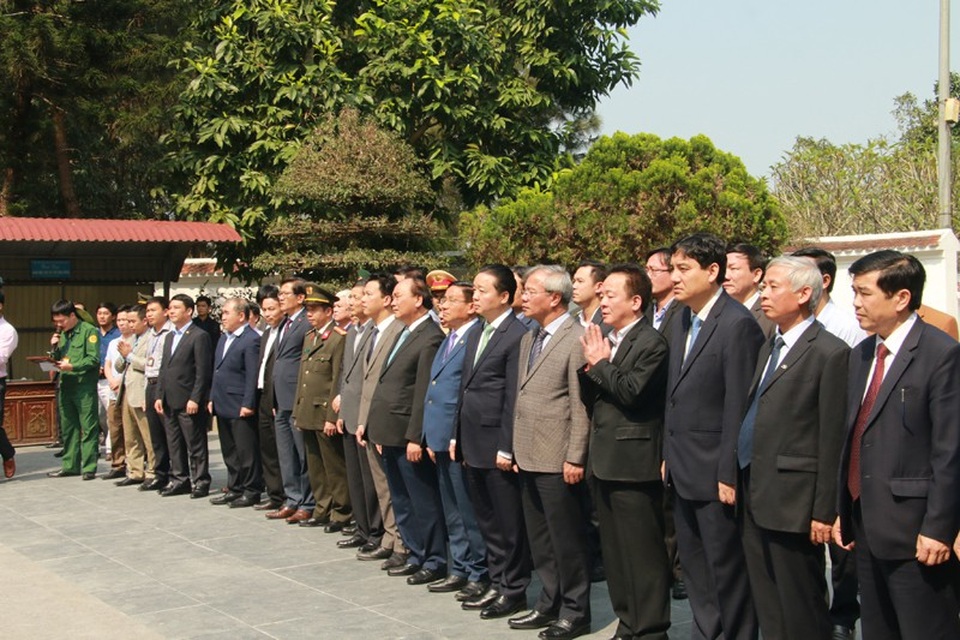 Thủ tướng Nguyễn Xuân Phúc dâng hương tại Khu di tích Ngã ba Đồng Lộc - 4
Trước anh linh các liệt sỹ, Thủ tướng Nguyễn Xuân Phúc bày tỏ lòng biết ơn vô hạn, ghi nhớ công lao to lớn của các thế hệ đã hy sinh vì sự nghiệp cách mạng của Đảng, vì sự nghiệp giải phóng dân tộc.