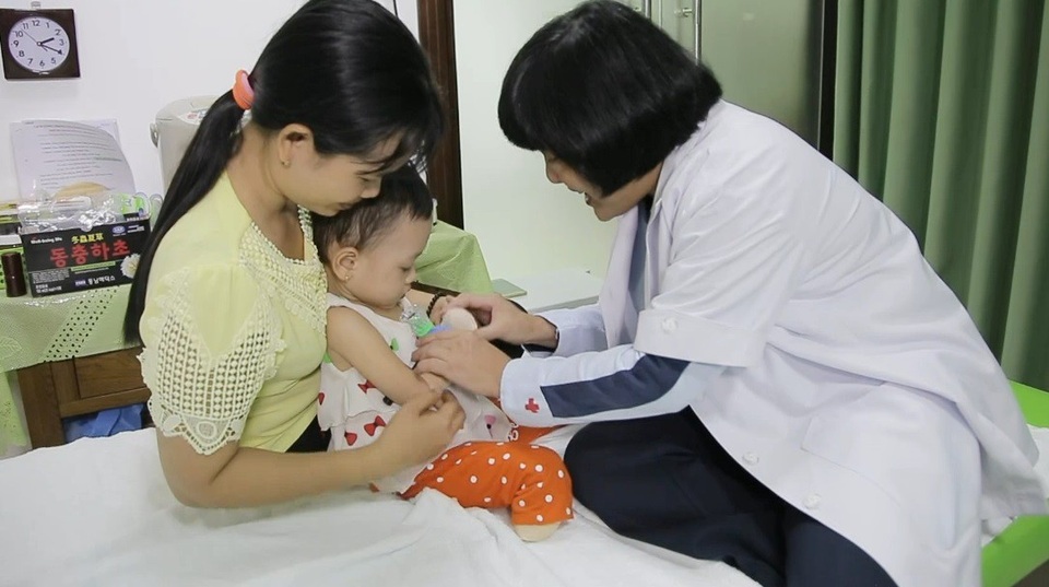 Chân dung “bác sĩ Xì-trum” thi hát tặng chân giả cho bệnh nhi bị hoại tử tứ chi - 1 Sau mối nhân duyên ấy, “bác sĩ Xì Trum” Phương Hạnh đã được chị Hà giới thiệu về hoàn cảnh của bé Quyên – cô bé mắc bệnh virus não Nhật Bản dẫn đến hoại tử tứ chi. Bản năng của một người thầy thuốc đã thôi thúc chị làm một điều gì đó, chắp cánh cho cô bé kém may mắn nhưng có sức sống mãnh liệt.