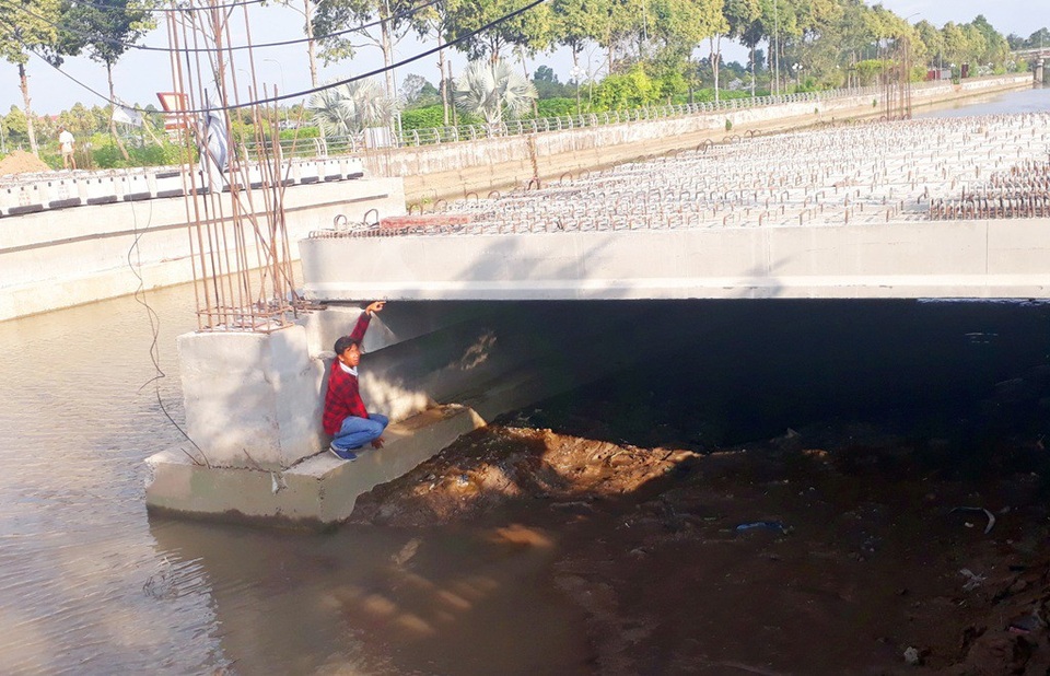 Dân tập trung phản đối cây cầu “chặn đứng tàu thuyền” - 2
Hiện tại cầu Tân Hiệp đã thi công xong 2 nhịp phụ, chỉ còn nhịp chính thì bị người dân phản ứng vì độ thông thuyền quá thấp