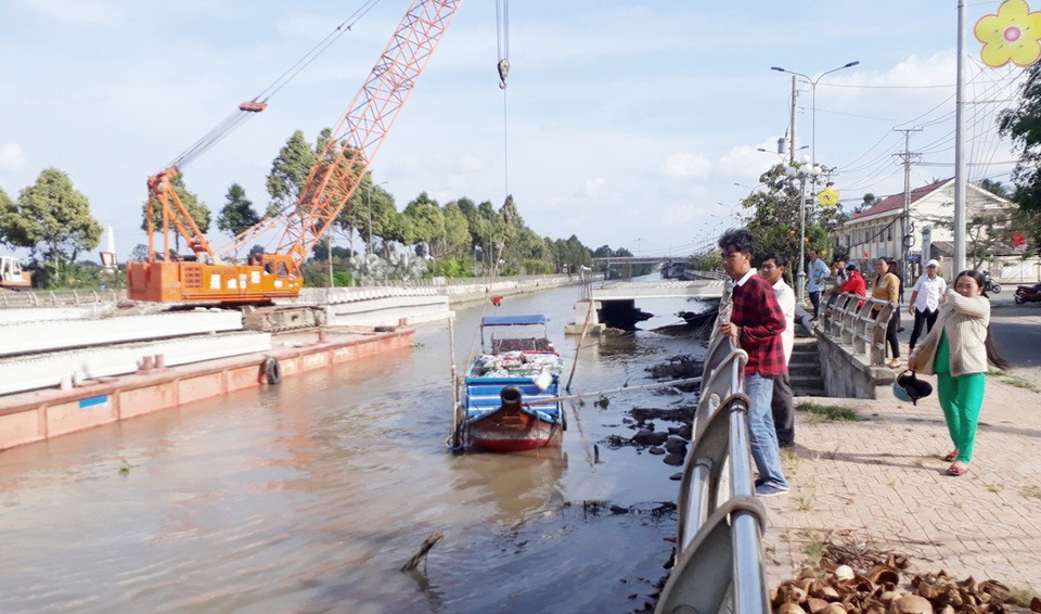 Dân tập trung phản đối cây cầu “chặn đứng tàu thuyền” - 3 Trước phản ứng của người dân, chủ đầu tư đã cho ngưng thi công cầu Tân Hiệp