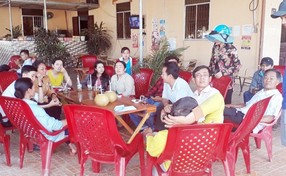 Dân tập trung phản đối cây cầu “chặn đứng tàu thuyền” - 1 Nhiều người dân thị trấn Một Ngàn tập trung phản ánh về việc cây cầu Tân Hiệp chặn đứng tàu thuyền của người dân lưu thông trên kênh Tân Hiệp nếu cầu được bắc xong nhịp chính