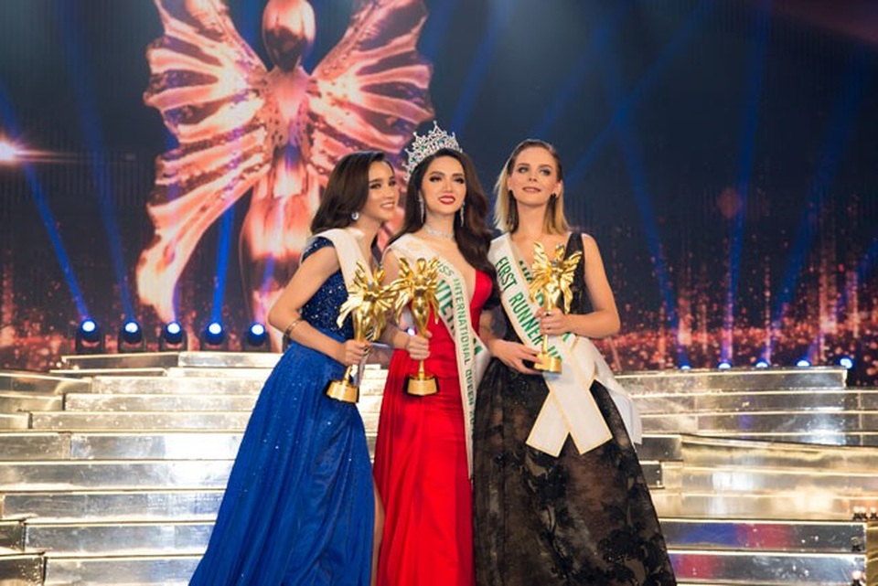 Hương Giang xuất sắc vượt qua 27 đối thủ, giành vương miện Hoa hậu Chuyển giới Quốc tế 2018 và giành giải Người đẹp Tài năng cũng như Người đẹp truyền thông.