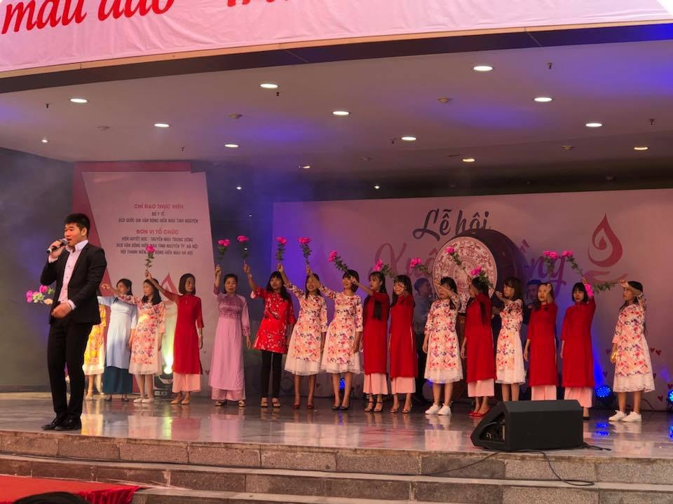 Lễ hội Xuân hồng thu hơn 8000 nghìn đơn vị máu phục vụ người bệnh - 2 Lễ hội Xuân hồng năm nay còn có sự tham dự của chính những người bệnh đang điều trị dài ngày tại Viện Huyết học và Truyền máu Trung ương. Đó là những bệnh nhân tan máu bẩm sinh phải truyền máu định kỳ.