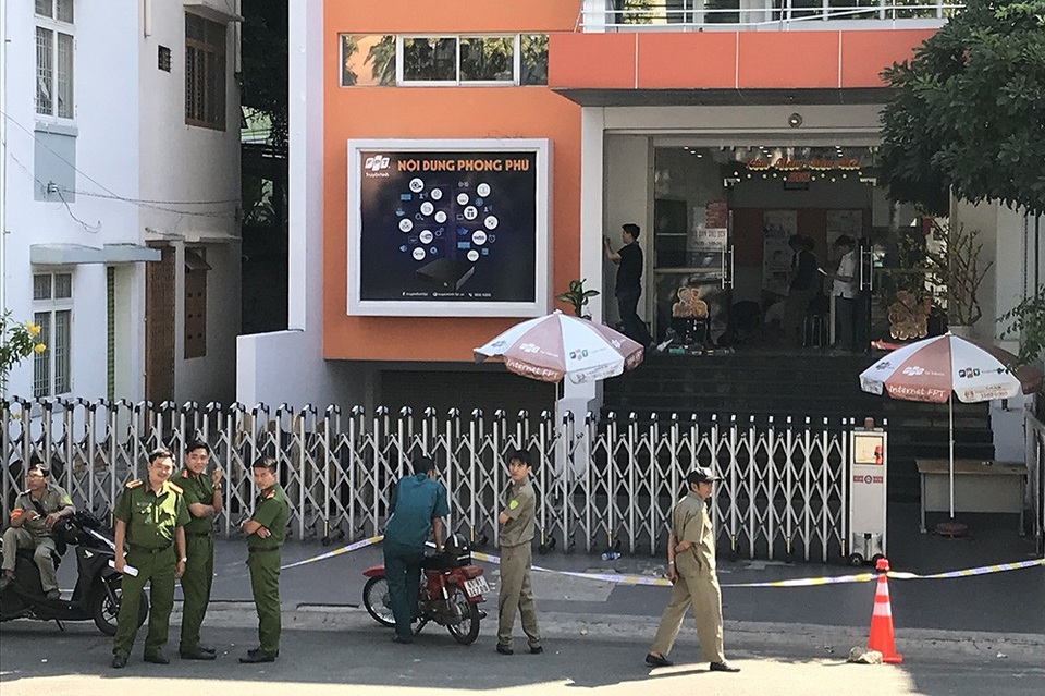 Nghi án một bảo vệ bị sát hại trong đêm - 1 Công an khám nghiệm nơi phát hiện thi thể bảo vệ.