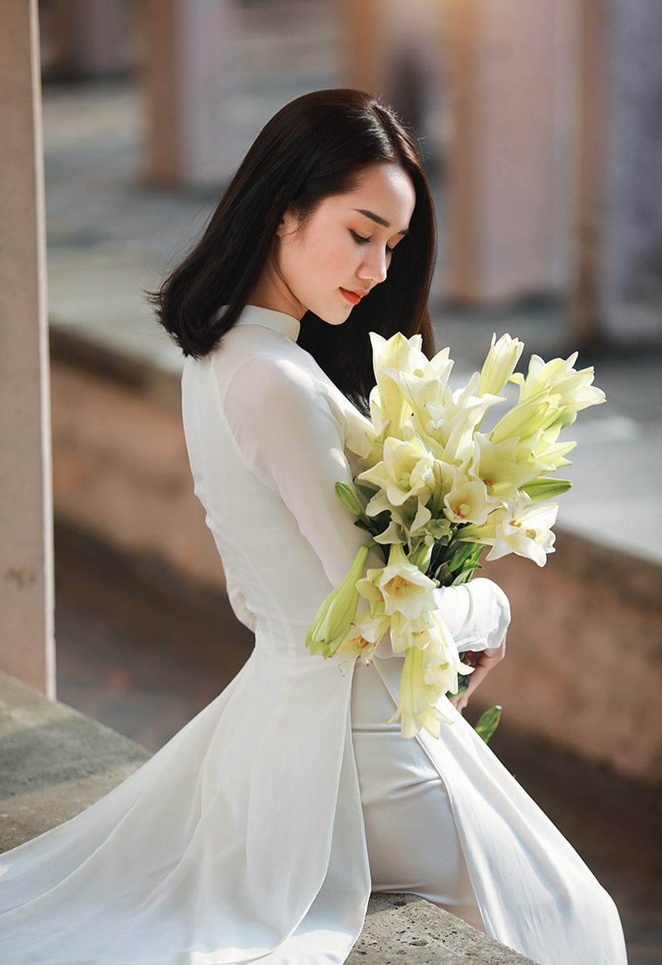 Xao lòng ngắm người đẹp bên hoa loa kèn đầu mùa - 4 Bối cảnh được Yến và nhiếp ảnh Thanh Tâm chọn lựa là tòa nhà cổ kính thuộc Khoa Pháp - trường Đại học Ngoại ngữ - Đại học Quốc gia Hà Nội.