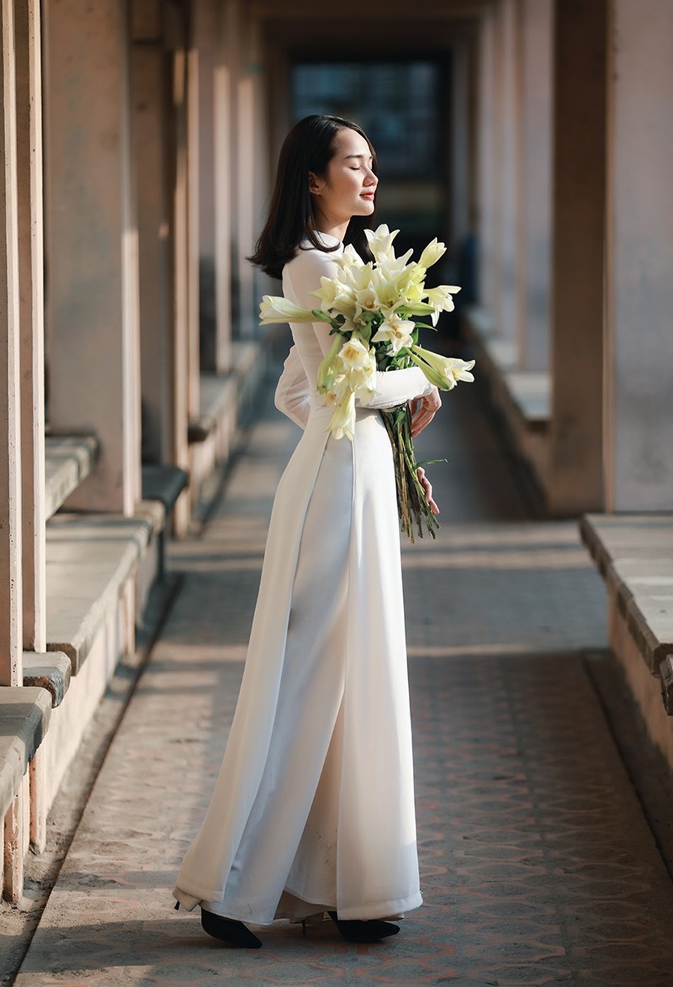 Xao lòng ngắm người đẹp bên hoa loa kèn đầu mùa - 3
Yến trong bộ áo dài trắng thể hiện nét đẹp dịu dàng của người con gái khiến người ta liên tưởng tới bức tranh Thiếu nữ bên hoa huệ của Tô Ngọc Vân năm xưa.