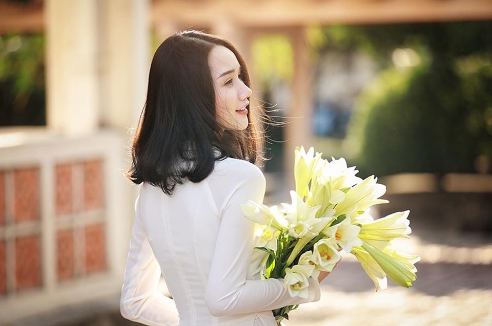Xao lòng ngắm người đẹp bên hoa loa kèn đầu mùa - 1 Hoa loa kèn hay còn gọi là hoa huệ tây - loài hoa đặc trưng của Thủ đô Hà Nội đã bắt đầu trổ bông.