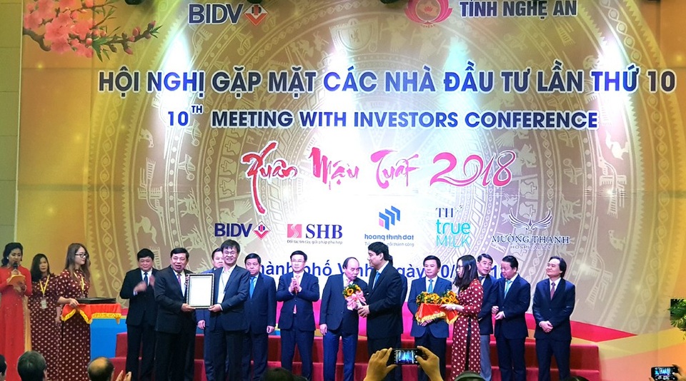 Thủ tướng: Nghệ An phải trở thành nơi giao thương quan trọng với các nước Lào, Thái Lan và Myanma - 3
Lãnh đạo tỉnh Nghệ An đã trao Giấy chứng nhận Đăng ký đầu tư cho 9 dự án và ký kết 16 thỏa thuận ghi nhớ, hợp tác đầu tư vào Nghệ An với tổng số vốn đăng ký 13.152 là tỷ đồng.