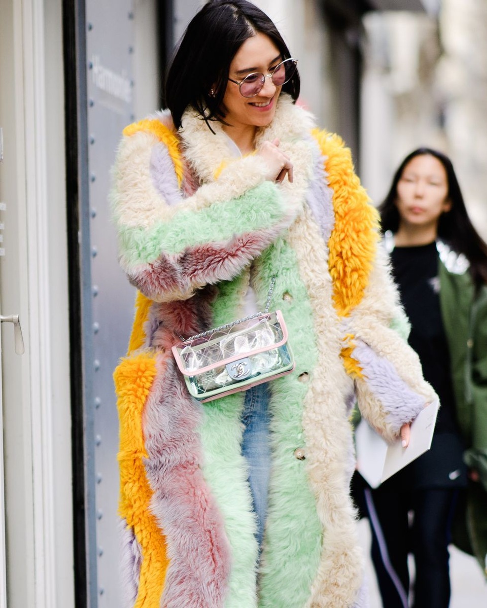 Những quý cô sành điệu của tuần lễ thời trang Paris - 18
Áo choàng lông nhiều màu rất đẳng cấp