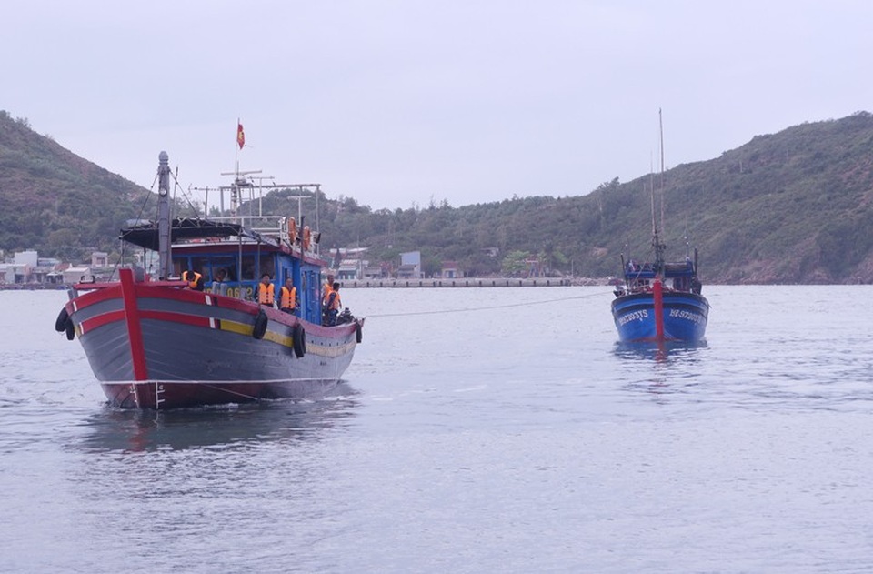 Tàu biên phòng cứu sống 4 người gặp nạn trên biển - 1 Tàu Biên phòng Bình Định cứu hộ thành công tàu cá và 4 ngư dân gặp sự cố trên biển.