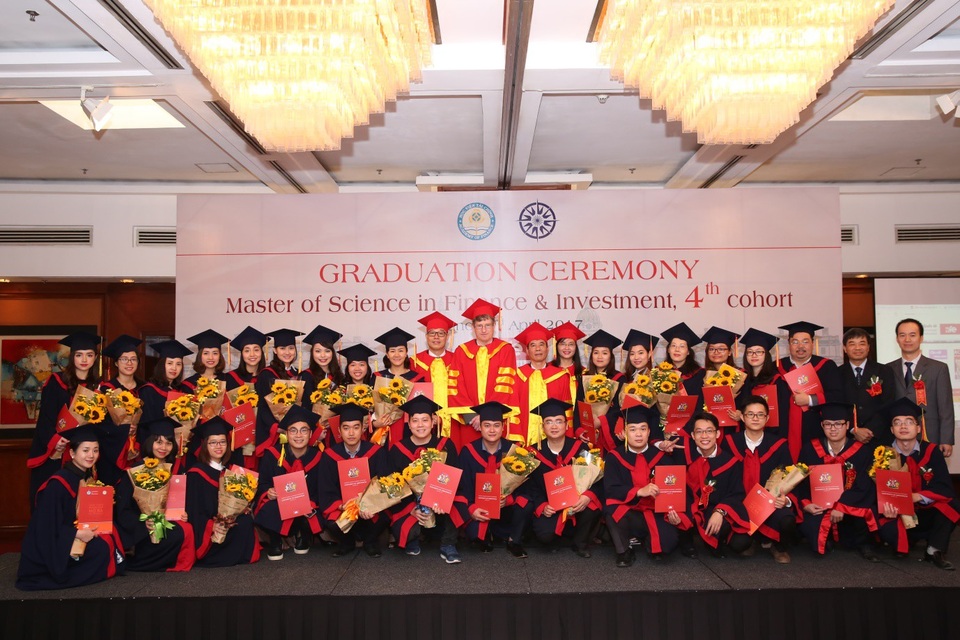 Thạc sỹ Tài chính và Đầu tư (MSc) - Dẫn lối thành công - 2
Lễ trao bằng Thạc sỹ Tài chính và Đầu tư khóa 4 tháng 4/2017.