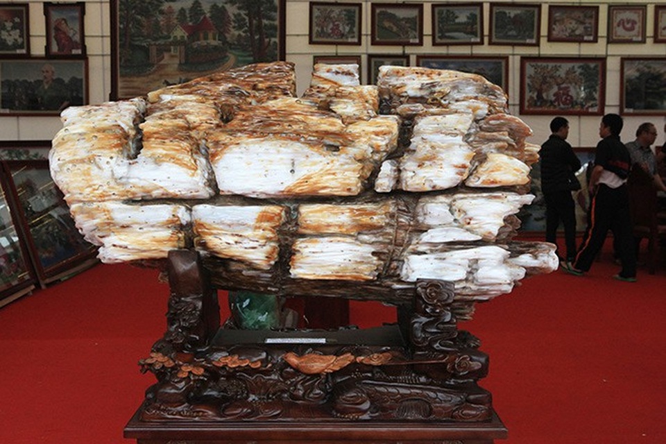 Gỗ hóa thạch kì dị xuất hiện ở Bắc Ninh - 6
Giá trị dáng của cây đá này nằm ngang vì theo phong thủy nằm ngang tài lộc, may mắn sẽ đến với gia chủ, chủ nhân của tác phẩm “Mộc hóa thạch” cho biết.
