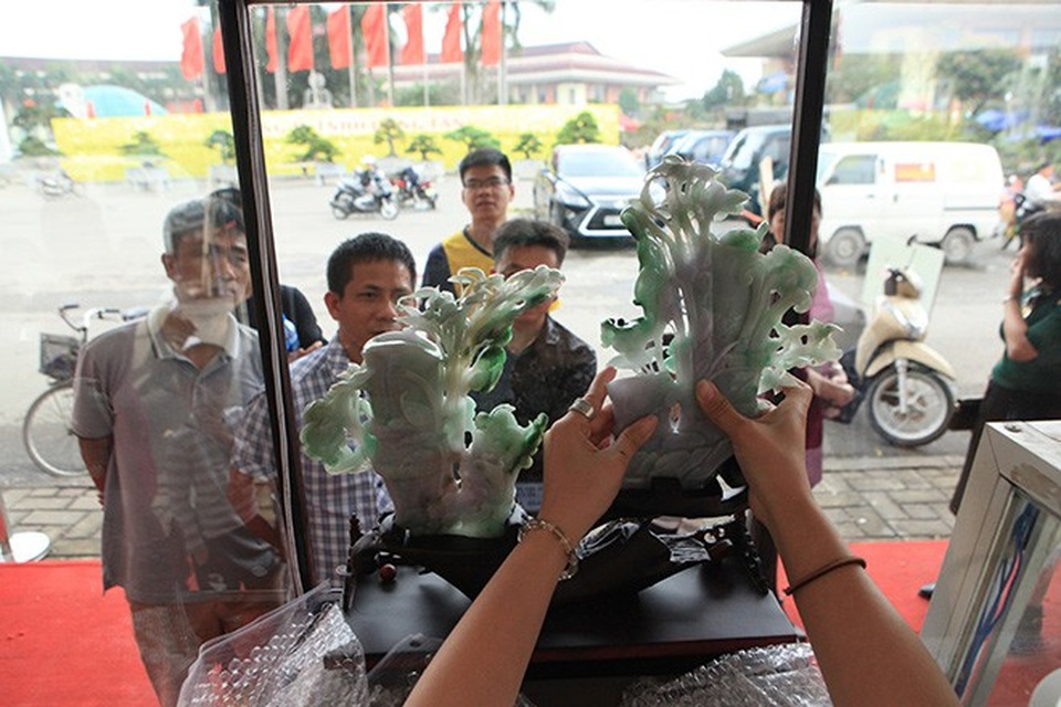 Gỗ hóa thạch kì dị xuất hiện ở Bắc Ninh - 7
Bức ngọc phỉ thúy Đôi Trúc cũng thu hút khá đông người dân đến chiêm ngưỡng.