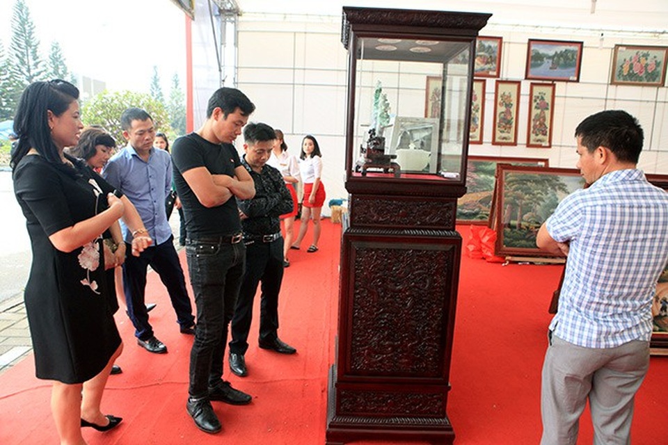 Gỗ hóa thạch kì dị xuất hiện ở Bắc Ninh - 9
Chiếc tủ gỗ đựng bức ngọc phỉ thúy Đôi Trúc này được chạm khắc cầu kì, có giá 160 triệu đồng.