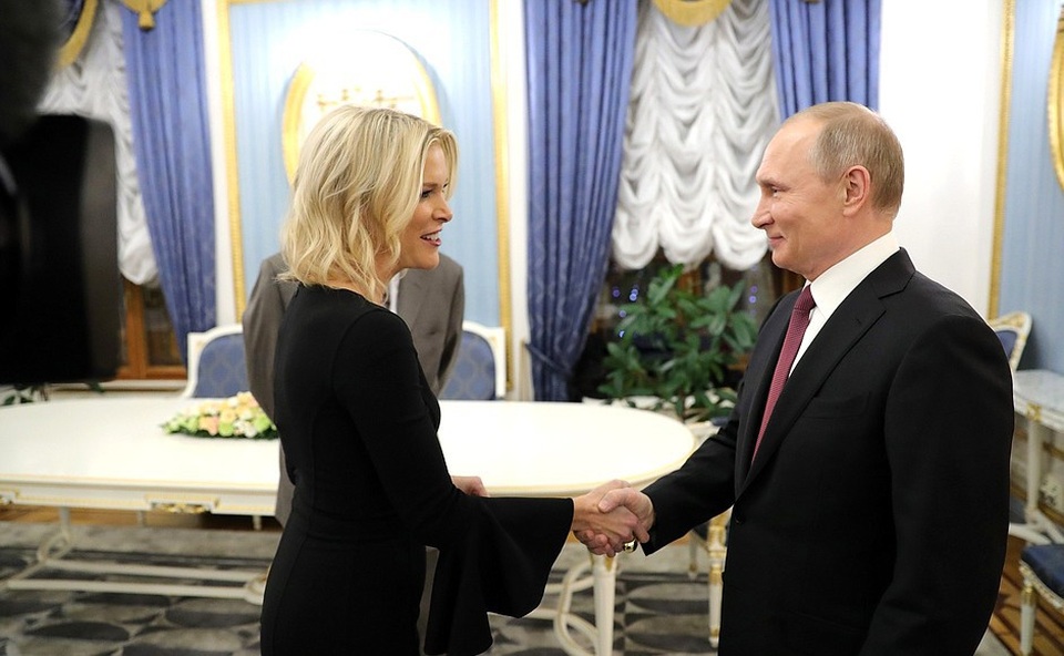 Tổng thống Putin tiết lộ thành tựu lớn nhất trong nhiệm kỳ tổng thống - 2 Tổng thống Putin bắt tay người dẫn chương trình Megyn Kelly (Ảnh: Kremlin)