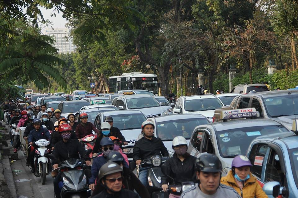 Hà Nội: Người đàn ông đi xe máy bị xe buýt cán tử vong - 5 Vụ tai nạn khiến cho giao thông qua đoạn đường Lê Duẩn hướng Giải Phóng bị ùn ứ kèo dài.