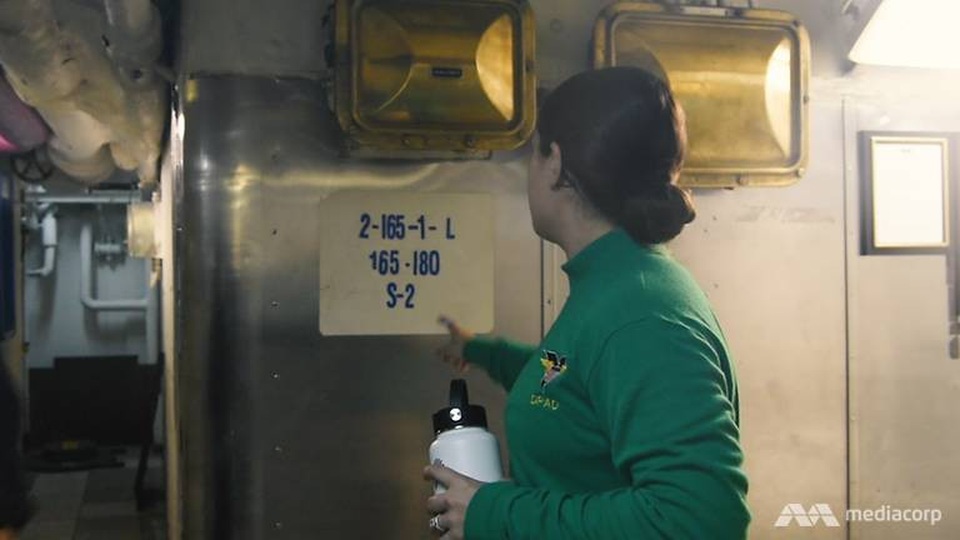 Cuộc sống trên “thành phố nổi” USS Carl Vinson vừa thăm Việt Nam - 10 Những tọa độ giúp xác định vị trí trên tàu để không bị lạc. (Ảnh: Mediacorp)