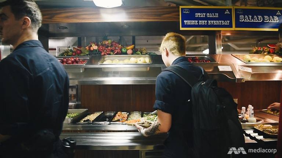 Cuộc sống trên “thành phố nổi” USS Carl Vinson vừa thăm Việt Nam - 13 Quầy salad với các loại rau củ và soup. (Ảnh: Mediacorp)