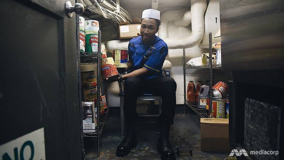Cuộc sống trên “thành phố nổi” USS Carl Vinson vừa thăm Việt Nam - 16 Đầu bếp Gorden Rasheed, 28 tuổi, đã có 5 năm làm việc trên tàu USS Carl Vinson. Điều Rasheed thấy thích nhất là tự nấu món ăn của riêng mình, thay vì nấu theo thực đơn có sẵn. (Ảnh: Mediacorp)
