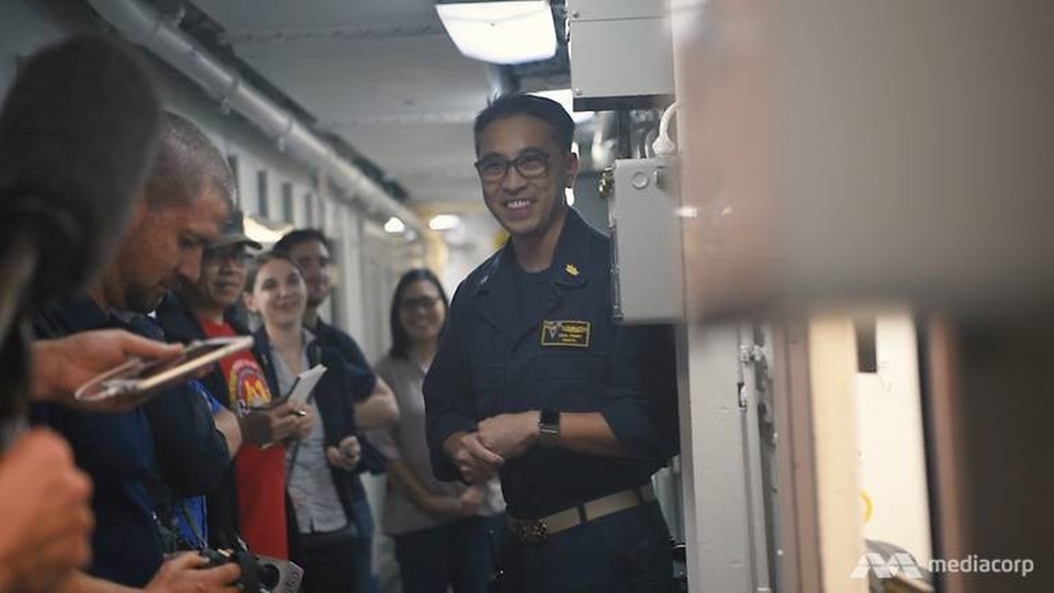 Cuộc sống trên “thành phố nổi” USS Carl Vinson vừa thăm Việt Nam - 18 Tại các gian hàng tiện lợi và phòng sinh hoạt chung bày rất nhiều nước ngọt và các loại kẹo. Theo nha sĩ Hien Trinh (ảnh), đó là lý do phòng nha khoa trên tàu USS Carl Vinson rất quan trọng. (Ảnh: Mediacorp)