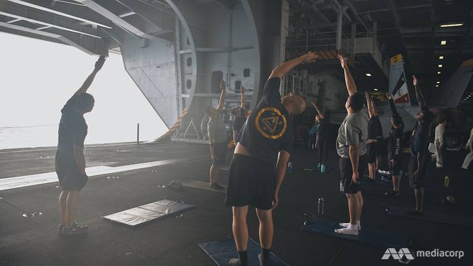 Cuộc sống trên “thành phố nổi” USS Carl Vinson vừa thăm Việt Nam - 7 
Buổi tập yoga với tầm nhìn hướng ra biển. (Ảnh: Mediacorp)