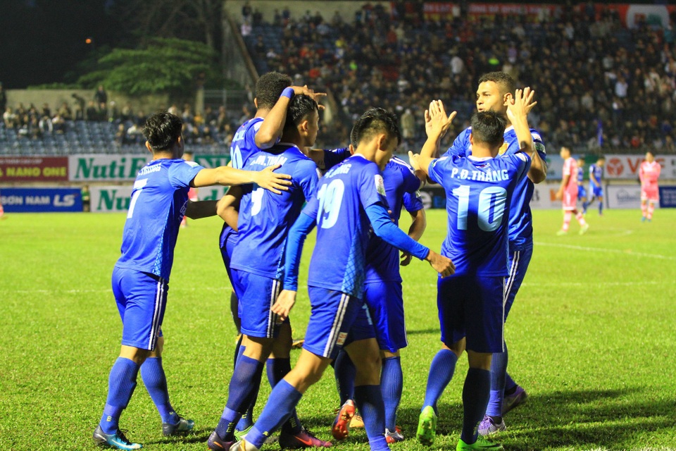 Nhà vô địch Quảng Nam chia điểm trước Sài Gòn FC ở ngày mở màn - 2
Các cầu thủ Quảng Nam ăn mừng bàn thắng mở tỷ số.