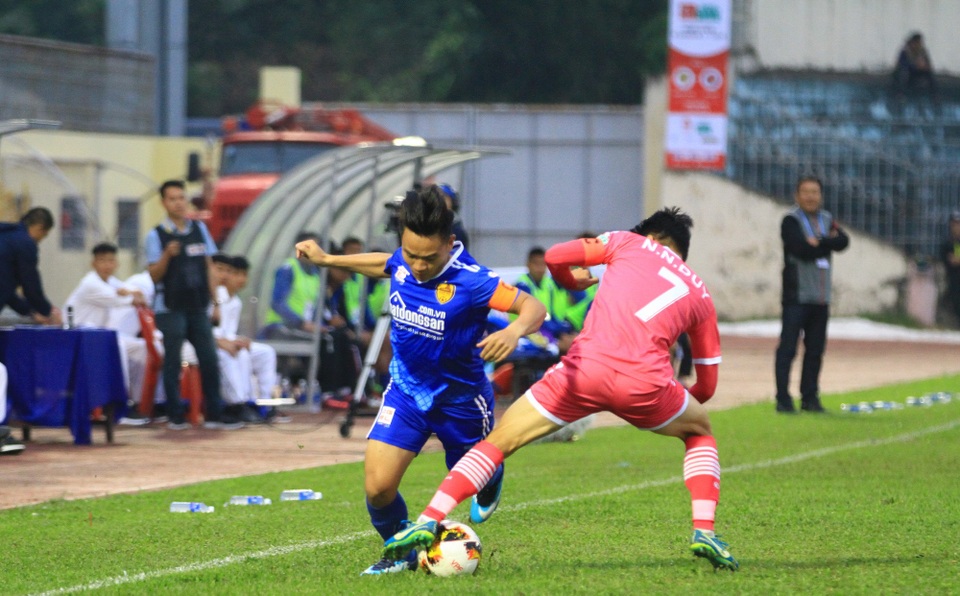 Nhà vô địch Quảng Nam chia điểm trước Sài Gòn FC ở ngày mở màn - 3
Đinh Thanh Trung (xanh) của chủ nhà trong một pha tranh chấp với hậu vệ Sài Gòn.