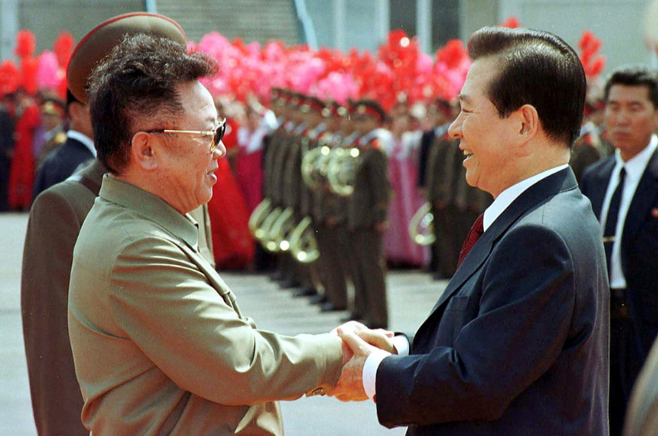 Chặng đường đàm phán chông gai giữa Mỹ và Triều Tiên - 2 Cố lãnh đạo Kim Jong-il nắm tay cố Tổng thống Kim Dae-jung tại Bình Nhưỡng năm 2000 (Ảnh: Yonhap)