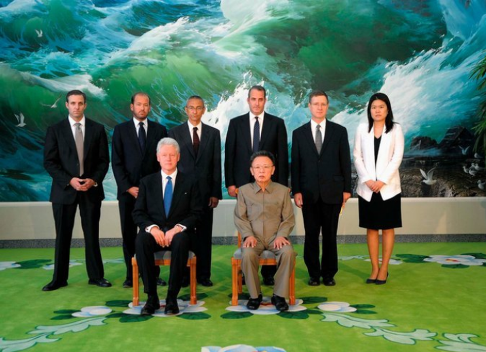 Chặng đường đàm phán chông gai giữa Mỹ và Triều Tiên - 5 Cựu Tổng thống Bill Clinton gặp ông Kim Jong-il năm 2009 (Ảnh: KCNA)