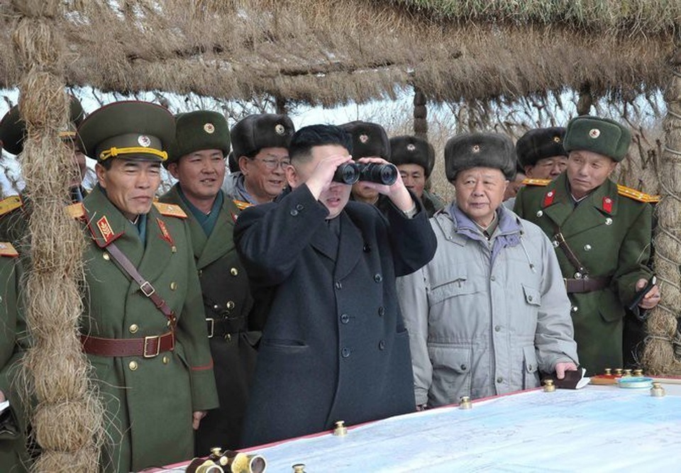 Chặng đường đàm phán chông gai giữa Mỹ và Triều Tiên - 6 Nhà lãnh đạo Kim Jong-un thị sát một vụ phóng vũ khí năm 2012 (Ảnh: KCNA)