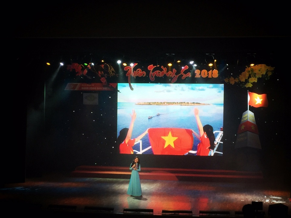Chương trình nghệ thuật “Xuân Trường Sa” tôn vinh những người lính đảo - 2 Ca sỹ Anh Thơ với tiết mục Gần lắm Trường Sa.