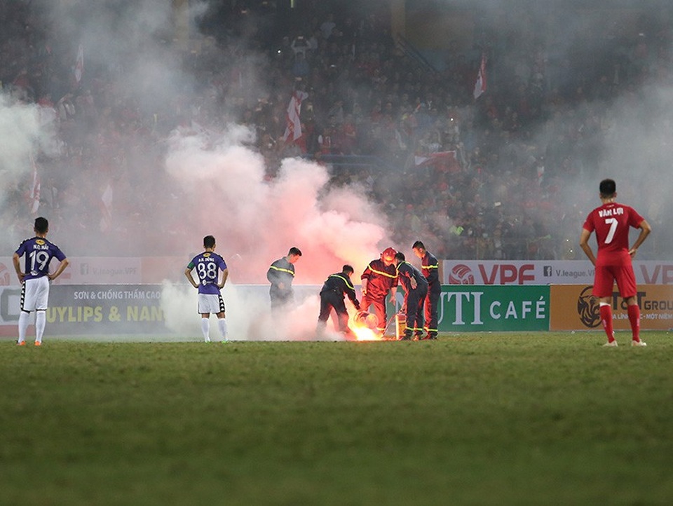 Cổ động viên Hải Phòng đốt pháo sáng trên sân Hàng Đẫy - 2
Trận đấu Hà Nội FC-Hải Phòng liên tục bị gián đoạn khi cổ động viên Hải Phòng ném pháo sáng xuống sân