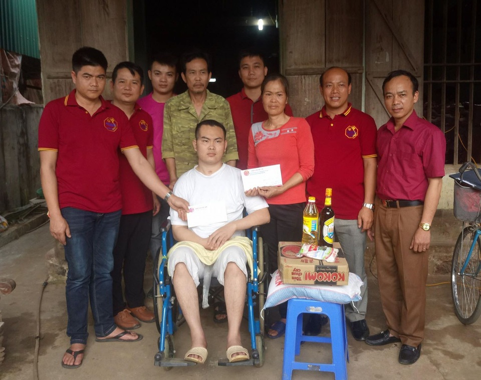 
Hội chữ thập đỏ Yên Thủy - Hội lái xe 28 tỉnh Hòa Bình, Chi Hội Lái xe 28 Yên Thủy, thăm hỏi, tặng quà động viên gia đình bà Phạm Thị Liên
