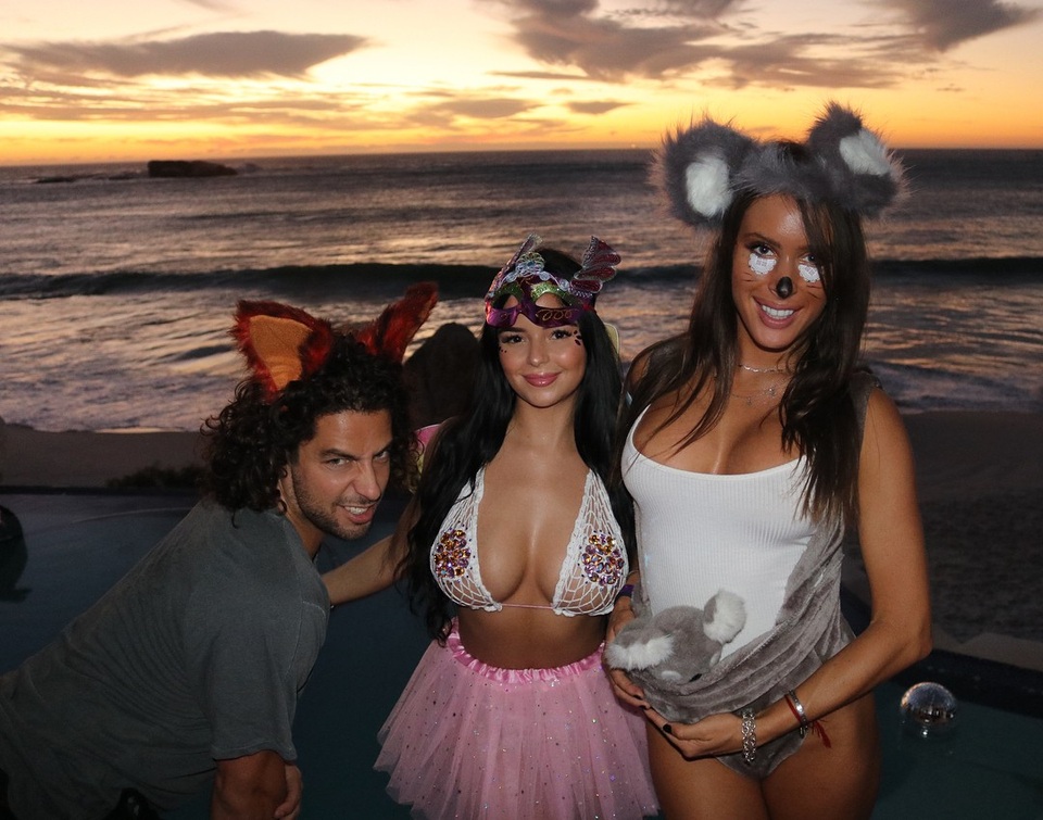 Demi Rose khoe ngực căng tròn - 6
Người đẹp 23 tuổi hiện đang du lịch tại Nam Phi cùng bạn bè