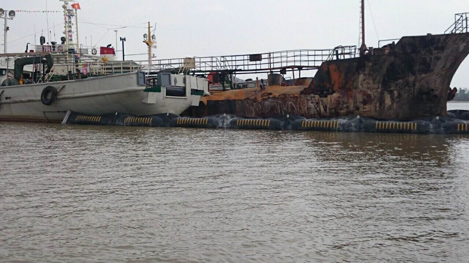 Lai dắt tàu xăng bị cháy về khu an toàn, chống tràn dầu ra sông - 1 Tàu Hải Hà 18 được lai dắt về khu phao neo buộc Bạch Đằng an toàn