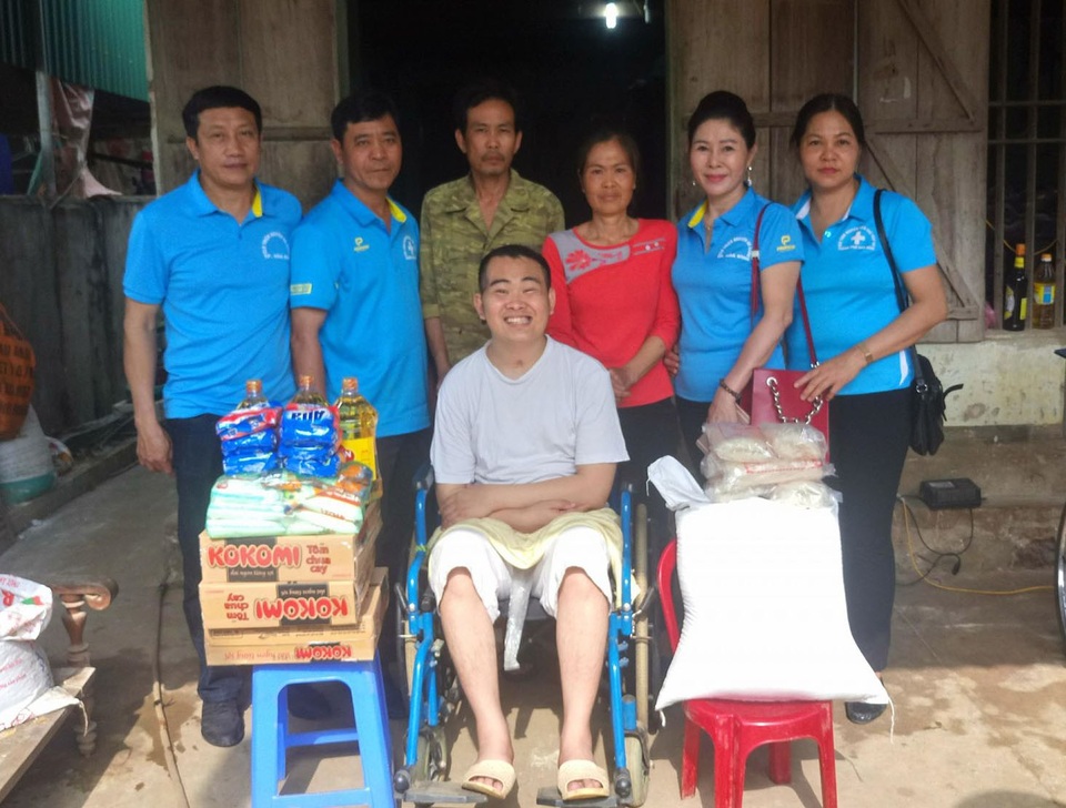 
CLB Thiện nguyện Áo Xanh TP Hòa Bình hỗ trợ gia đình bà Phạm Thị Liên 12 tháng lương thực cùng nhu yếu phầm cần thiết hàng ngày 
