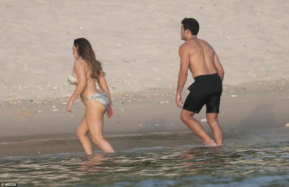 Kelly Brook tình tứ bạn trai trên biển - 4
Siêu mẫu đình đám một thời đang vấp phải những chỉ trích về việc tăng cân quá đà