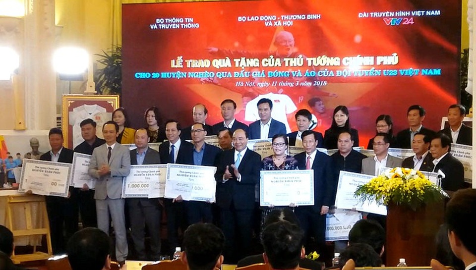 Xây 500 nhà tình nghĩa từ kinh phí đấu giá áo và bóng U23 tặng Thủ tướng - 1
Thủ tướng Nguyễn Xuân Phúc trao tặng kinh phí xây dựng 500 căn nhà tình nghĩa.
