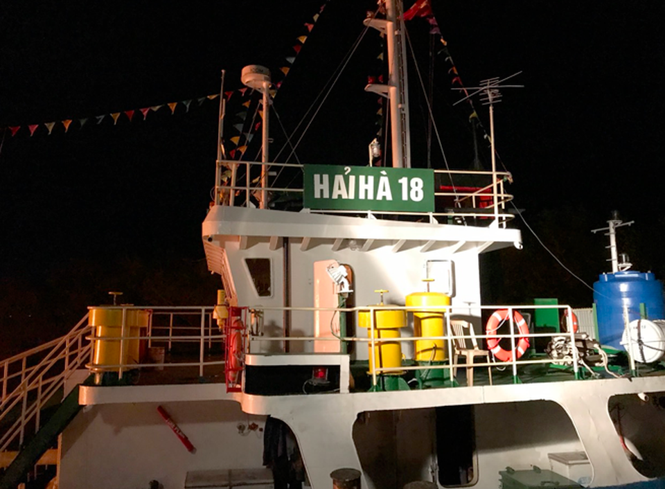Cận cảnh tàu xăng dầu chìm trong lửa ở cảng Hải Phòng - 7 Về phía Tổng công ty Hàng hải Việt Nam, đơn vị này yêu cầu Cảng Hải Phòng xây dựng phương án và điều động phương tiện, nhân lực tham gia công tác chữa cháy. Bên cạnh đó, Cảng Hải Phòng cũng đang bố trí cầu bến tại Chi nhánh Cảng Tân Vũ - Cảng Hải Phòng để sẵn sàng tiếp nhận các tàu hàng sơ tán khỏi vùng nguy hiểm lân cận khu vực cháy khi có yêu cầu.