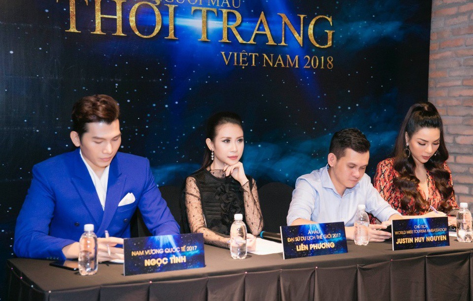 Dàn sao Việt mỗi người một vẻ “mười phân vẹn mười” trên ghế nóng - 2 Các giám khảo diện đồ khá sành điệu và fashion.