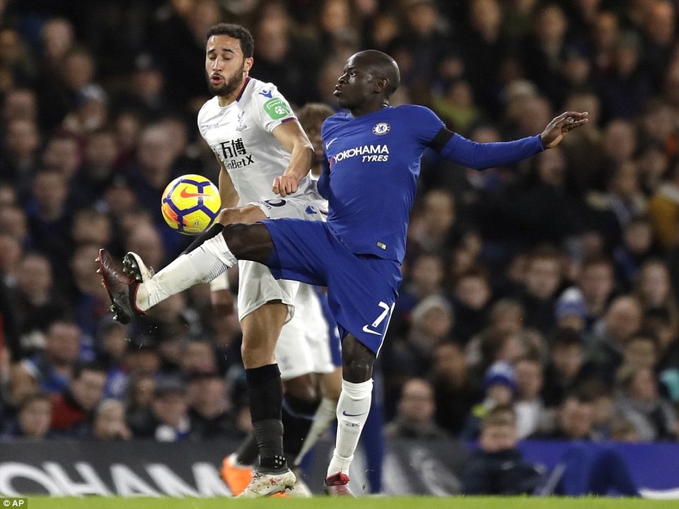 Nhìn lại chiến thắng trở lại của Chelsea sau hai trận toàn thua - 3
Pha tranh bóng giữa Ngolo Kante (phải) với Andros Townsend