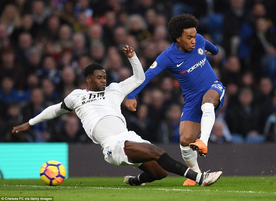 Nhìn lại chiến thắng trở lại của Chelsea sau hai trận toàn thua - 4
Phút 25, Willian (phải) tung ra cú dứt điểm chính xác từ bên ngoài vòng cấm địa vào lưới mở tỉ số