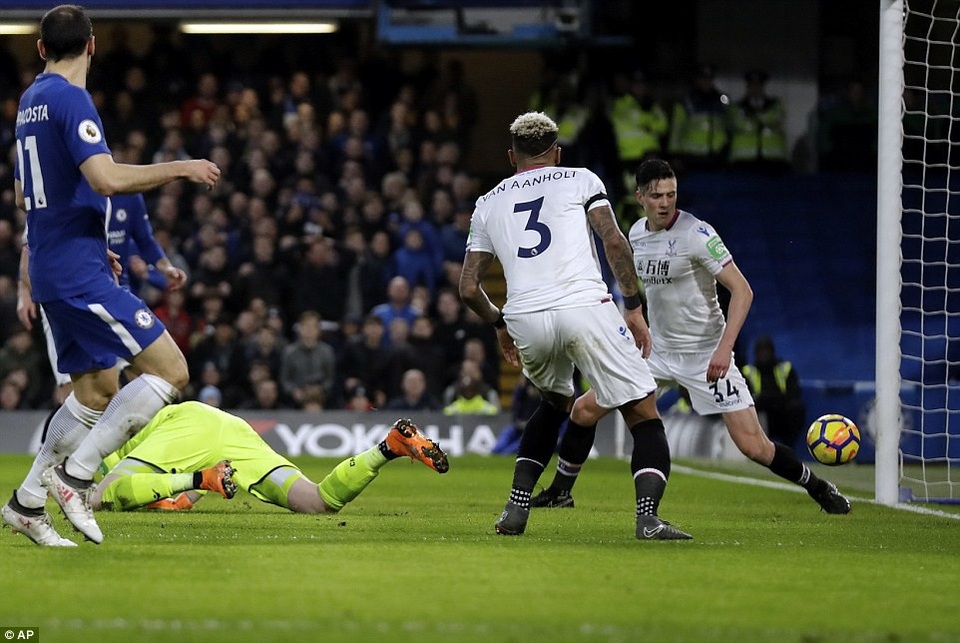 Nhìn lại chiến thắng trở lại của Chelsea sau hai trận toàn thua - 6
Phút 32, Kelly đốt lưới nhà trong tình huống khá hi hữu, cầu thủ số 34 của đội khách phá bóng trúng thủ thành đội nhà, bóng bật trở lại đập chân anh đi vào lưới