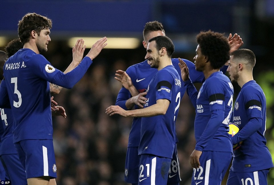 Nhìn lại chiến thắng trở lại của Chelsea sau hai trận toàn thua - 8
Các cầu thủ Chelsea chia vui với Zapacosta (thứ ba từ phải sang) sau khi hậu vệ của Chelsea khiến đối thủ đốt lưới nhà