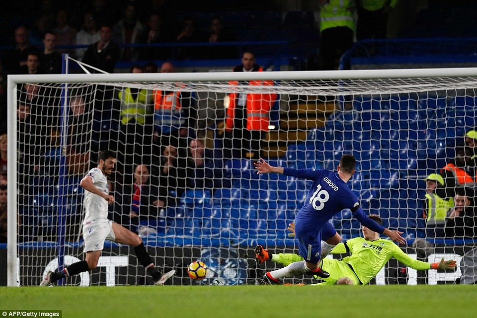 Nhìn lại chiến thắng trở lại của Chelsea sau hai trận toàn thua - 11
Giroud có một ngày thi đấu không may, anh liên tục thắng thủ thành Hennessy nhưng không thắng được số phần, lần thì hậu vệ đội khách hỗ trợ thủ thành phá bóng trên vạch vôi, lần thì cột dọc cản anh ghi bàn