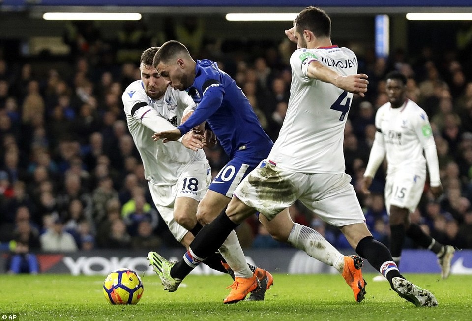 Nhìn lại chiến thắng trở lại của Chelsea sau hai trận toàn thua - 14
Hazard đi bóng lắt léo giữa vòng vây của các cầu thủ đối phương