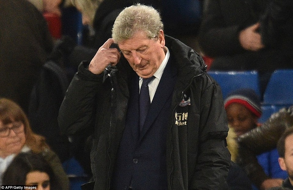 Nhìn lại chiến thắng trở lại của Chelsea sau hai trận toàn thua - 15
HLV Roy Hodgson bất lực trong việc thúc đẩy học trò thi đấu mạnh mẽ