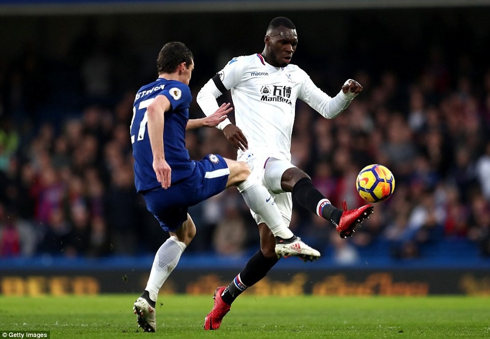 Nhìn lại chiến thắng trở lại của Chelsea sau hai trận toàn thua - 16
Benkete (phải) thi đấu không hiệu quả khi liên tục bị hàng thủ Chelsea bắt chết