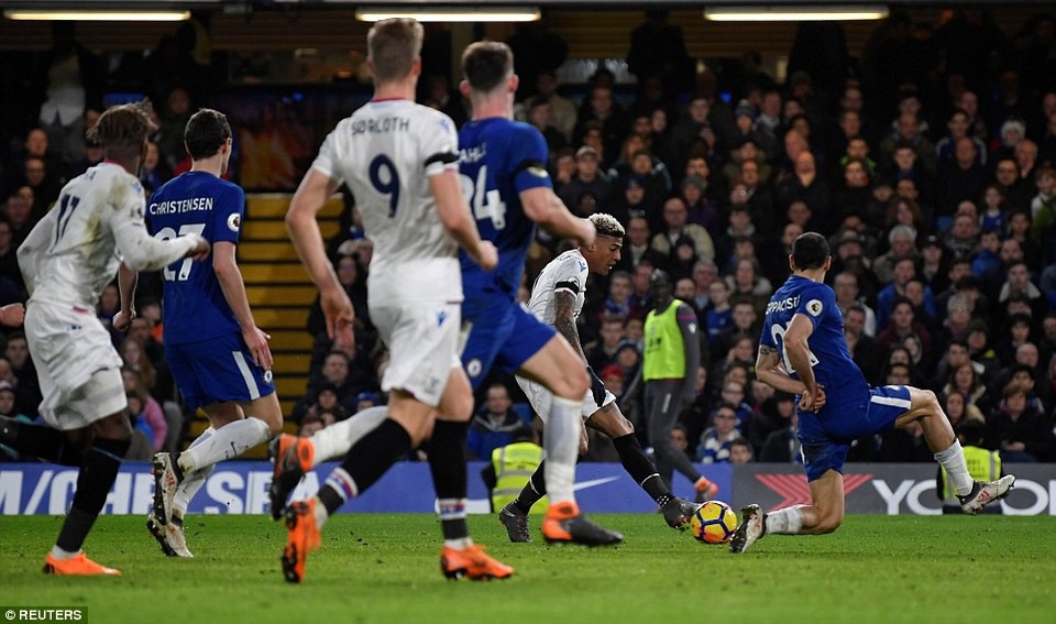 Nhìn lại chiến thắng trở lại của Chelsea sau hai trận toàn thua - 17
Mãi tới tận phút 90, Van Aanholt mới giúp đội khách xuyên thủng lưới Chelsea