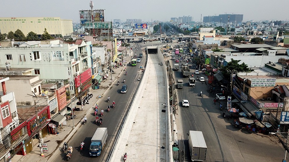 Toàn cảnh hầm chui sắp thông xe tại cửa ngõ Tây Bắc TPHCM - 2 
Dự kiến trong tháng 3, hầm chui An Sương sẽ được thông xe đường hầm thứ nhất (nhánh N1), theo hướng đường Trường Chinh đi quốc lộ 22. Dự án được khởi công từ tháng 1/2017 với tổng mức đầu tư 514 tỷ đồng.